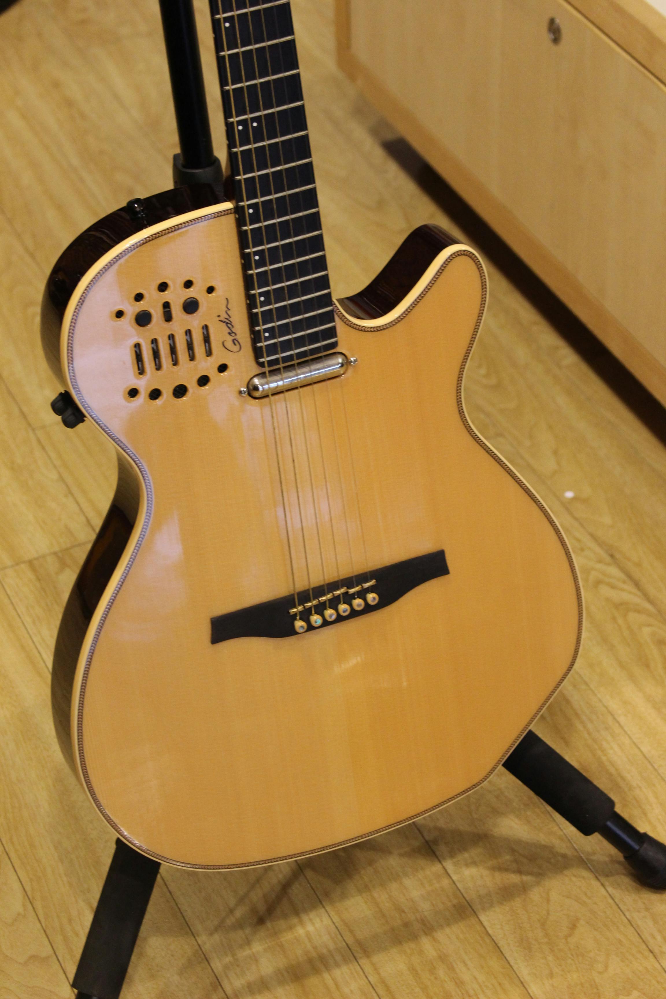 Second Hand Godin Multiac Spectrum SA Acoustic with Gig Bag