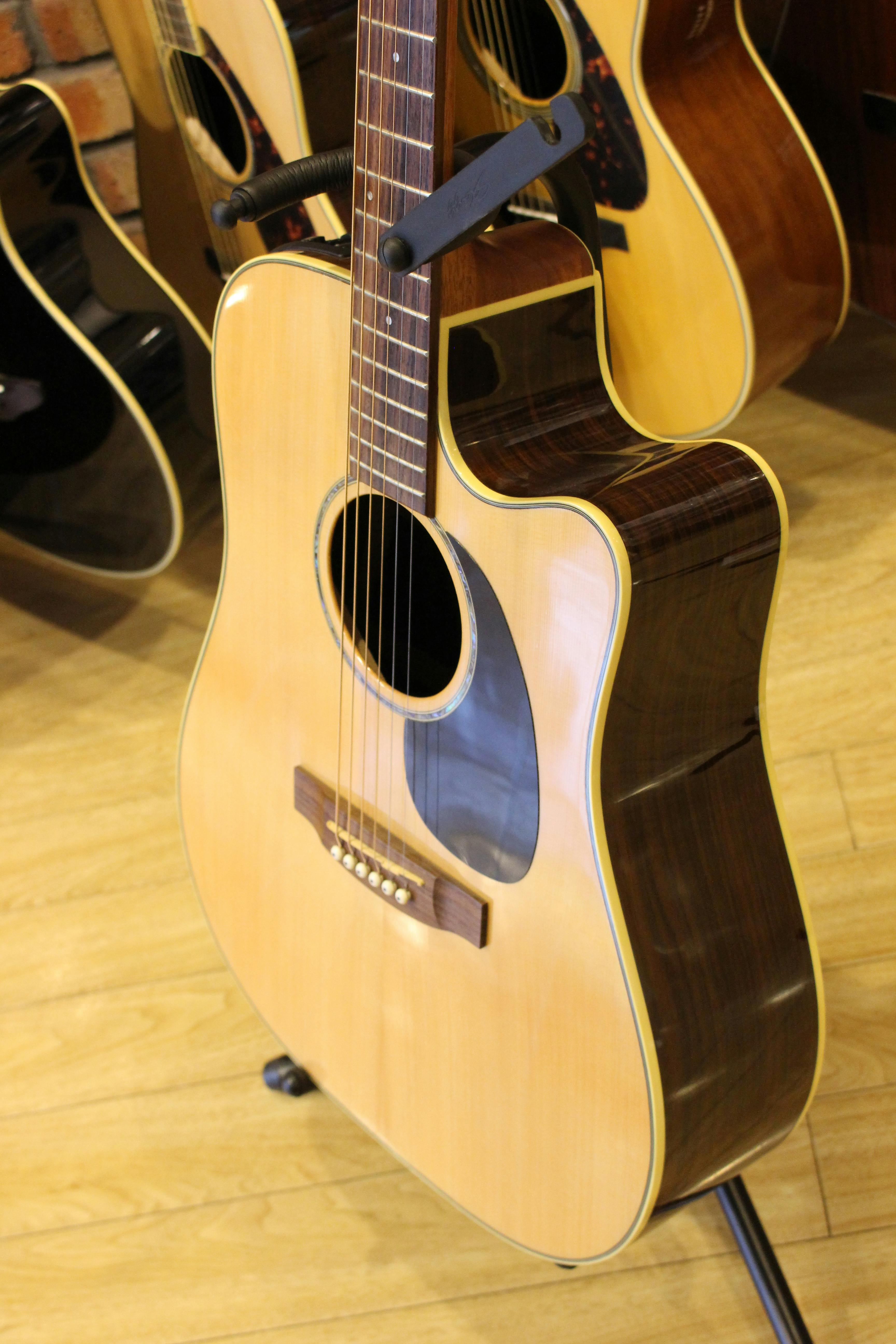 Takamine deals eg 330