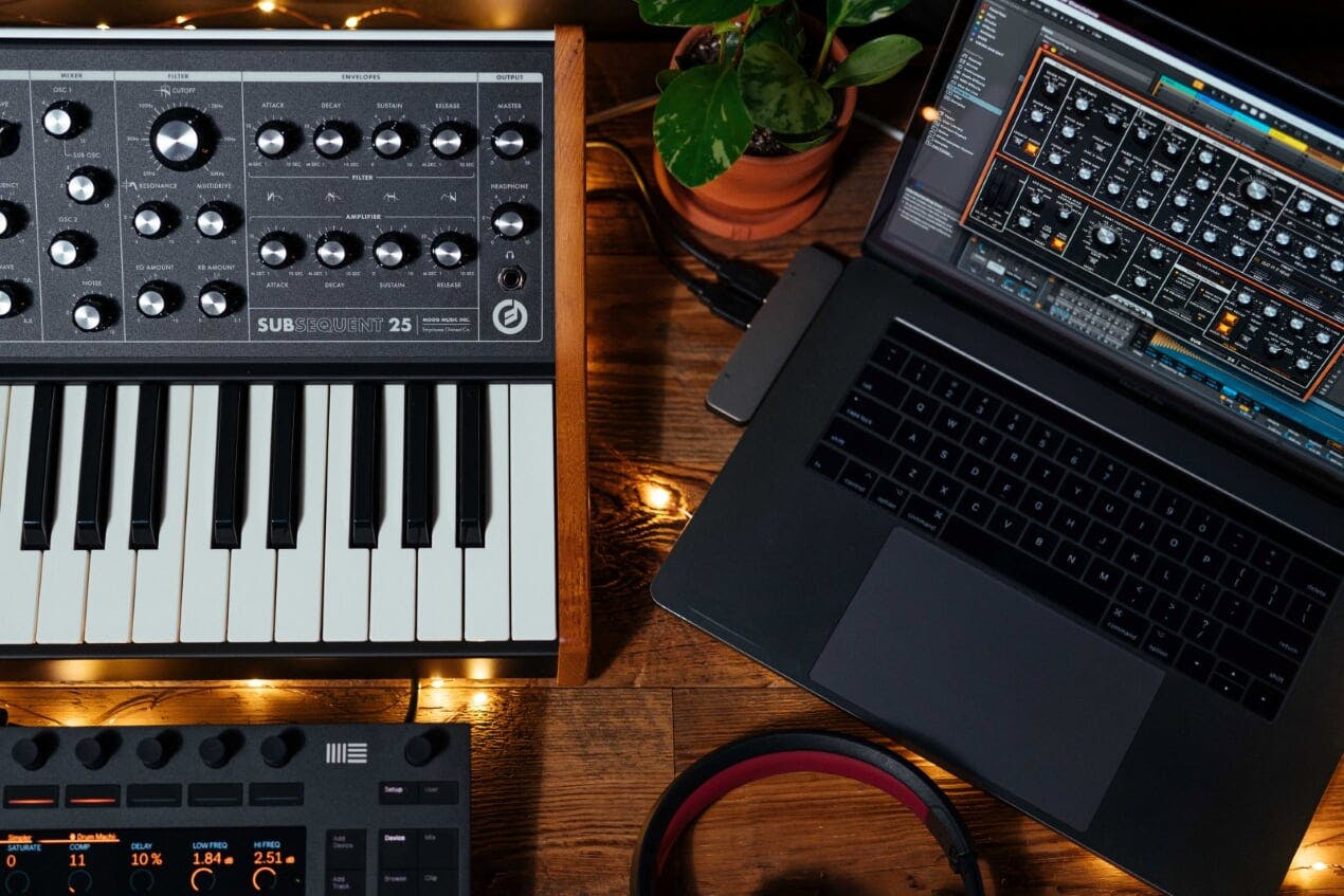 Moog subsequent 25 on sale analog synthesizer