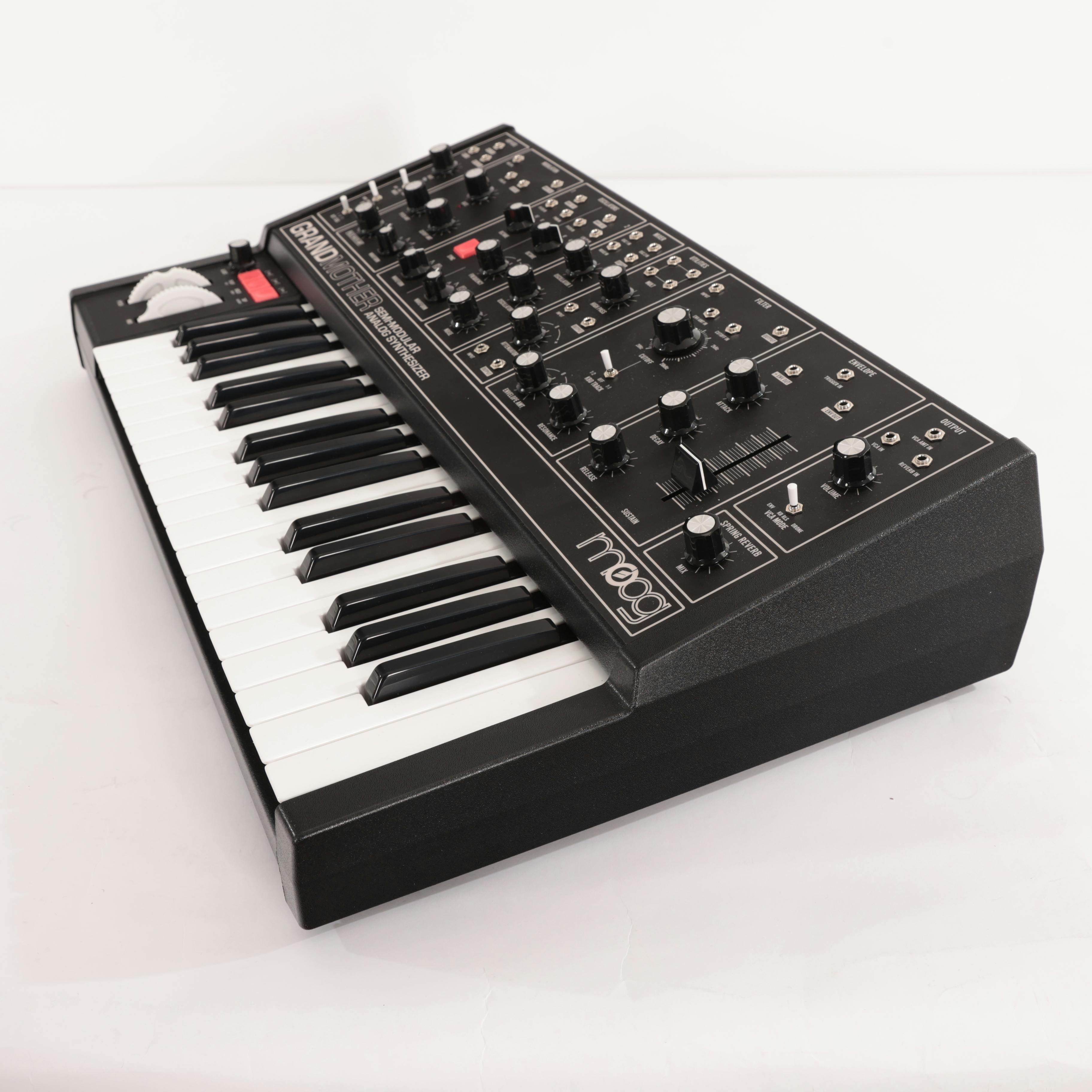 Moog Grandmother Dark - 鍵盤楽器